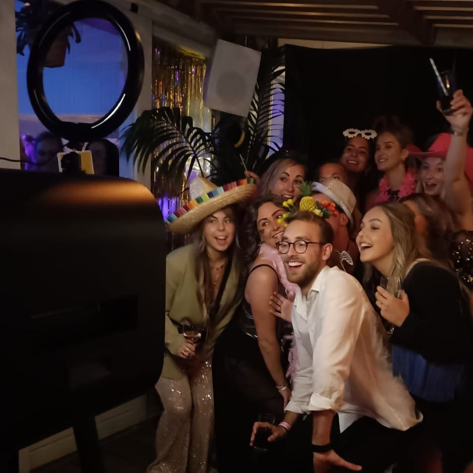 Een Photobooth Huren voor een Open Dag: Vermaak en Herinneringen voor Iedereen