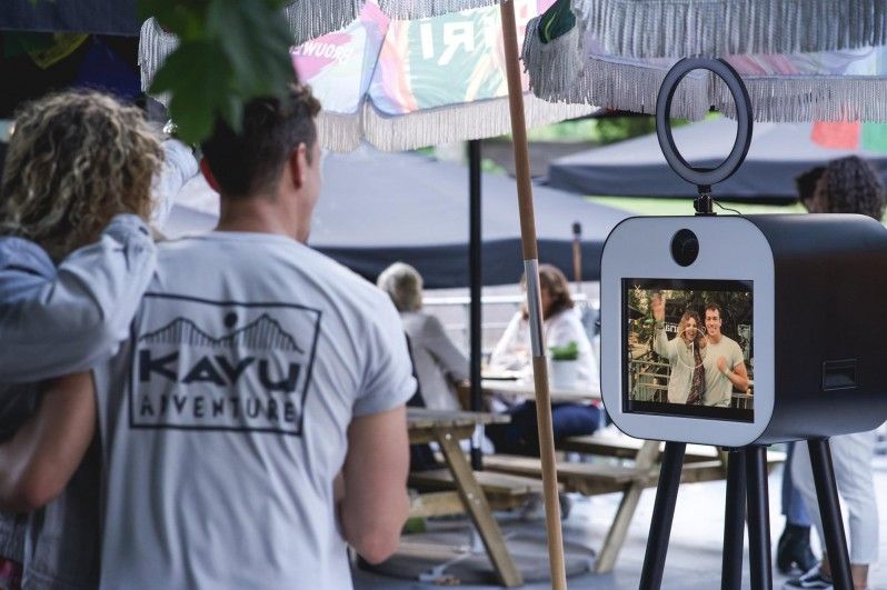 Photobooth Basic 4 uur onbeperkt foto's maken en printen + gratis opbouw en afbouw